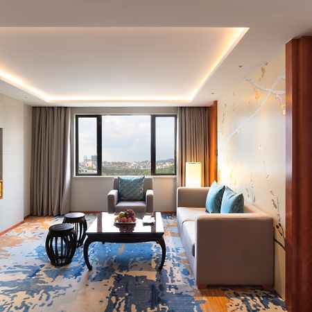 China Hotel Guangzhou - Subway Direct To Pazhou Exhibition Center, Free Shuttle During Canton Fair & Exhibitor Registration Counter Екстер'єр фото Suite