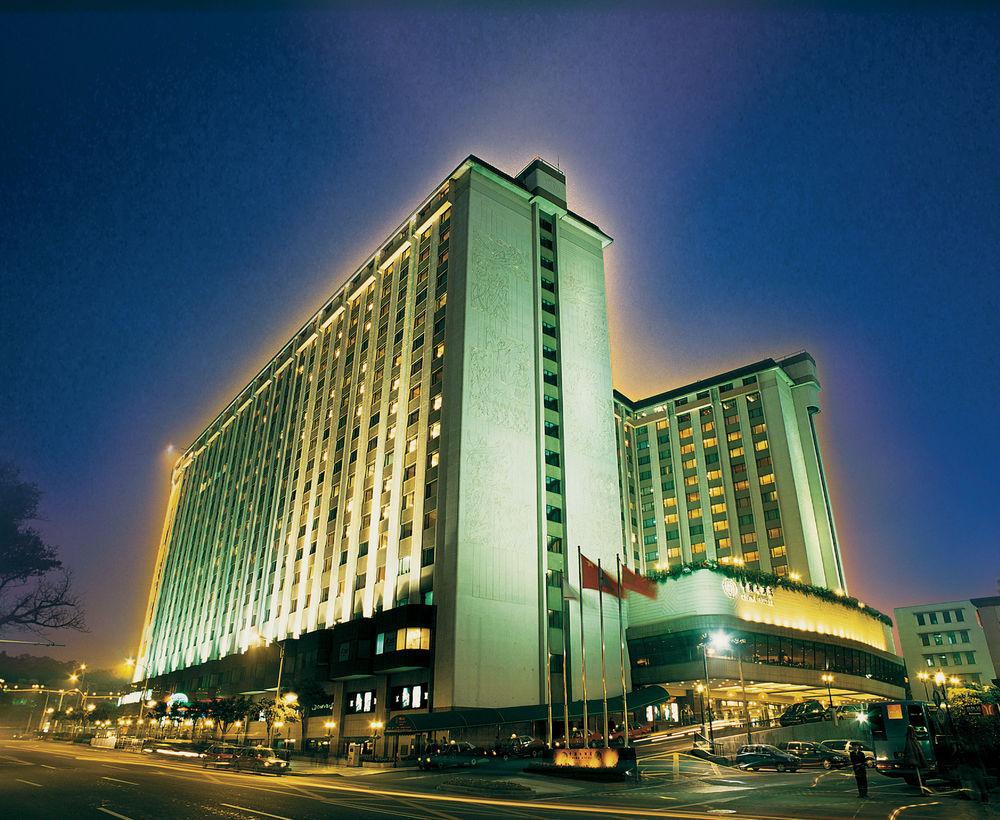 China Hotel Guangzhou - Subway Direct To Pazhou Exhibition Center, Free Shuttle During Canton Fair & Exhibitor Registration Counter Екстер'єр фото The hotel at night