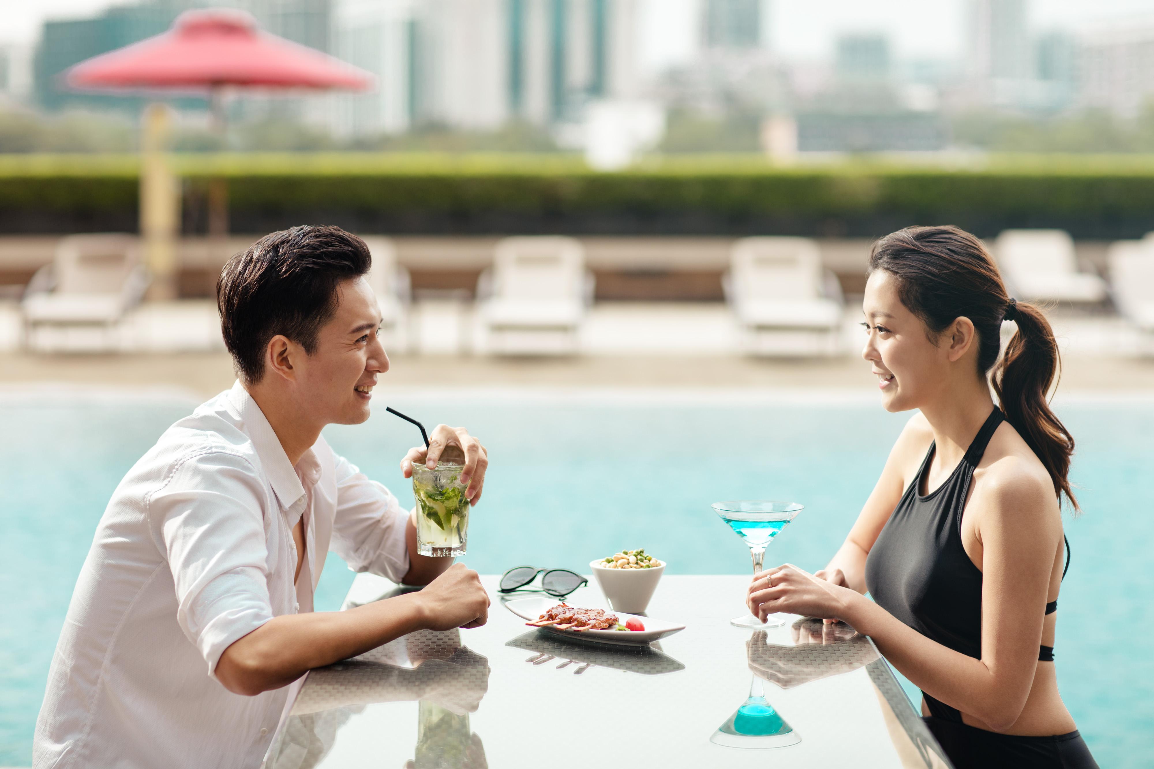 China Hotel Guangzhou - Subway Direct To Pazhou Exhibition Center, Free Shuttle During Canton Fair & Exhibitor Registration Counter Екстер'єр фото A couple at the poolside of the hotel