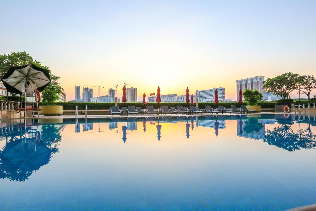 China Hotel Guangzhou - Subway Direct To Pazhou Exhibition Center, Free Shuttle During Canton Fair & Exhibitor Registration Counter Екстер'єр фото The pool at the hotel