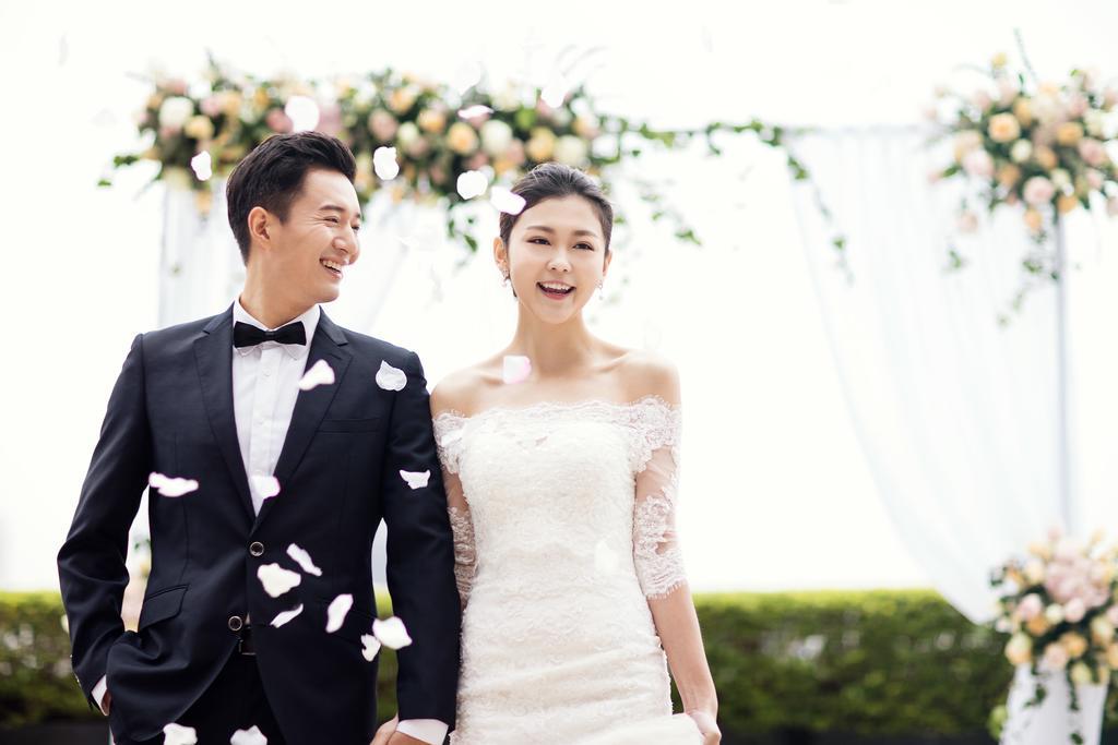 China Hotel Guangzhou - Subway Direct To Pazhou Exhibition Center, Free Shuttle During Canton Fair & Exhibitor Registration Counter Екстер'єр фото A newly married couple