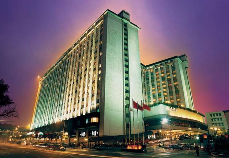 China Hotel Guangzhou - Subway Direct To Pazhou Exhibition Center, Free Shuttle During Canton Fair & Exhibitor Registration Counter Екстер'єр фото The hotel at night