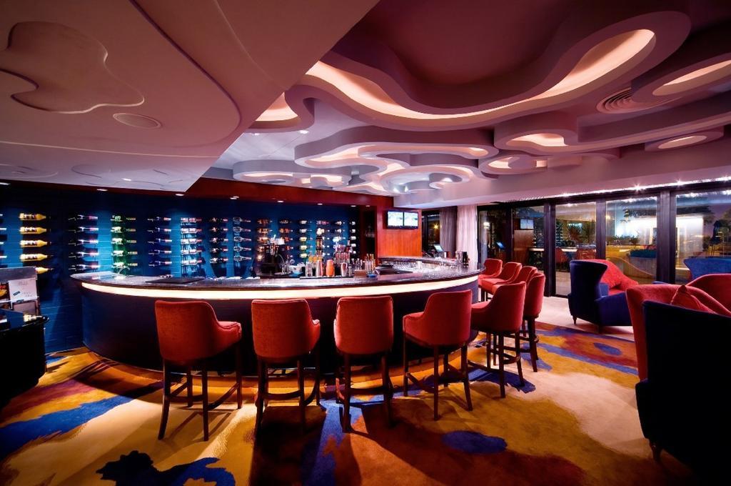 China Hotel Guangzhou - Subway Direct To Pazhou Exhibition Center, Free Shuttle During Canton Fair & Exhibitor Registration Counter Екстер'єр фото The bar at the Sky Bar